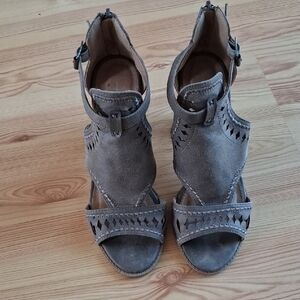 Report Women's Taupe Sandals